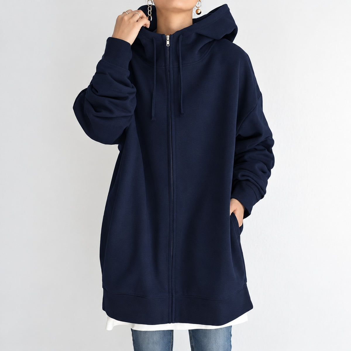 Sweat à capuche oversize femme coupe ample, coloris Bleu Marine, porté de face