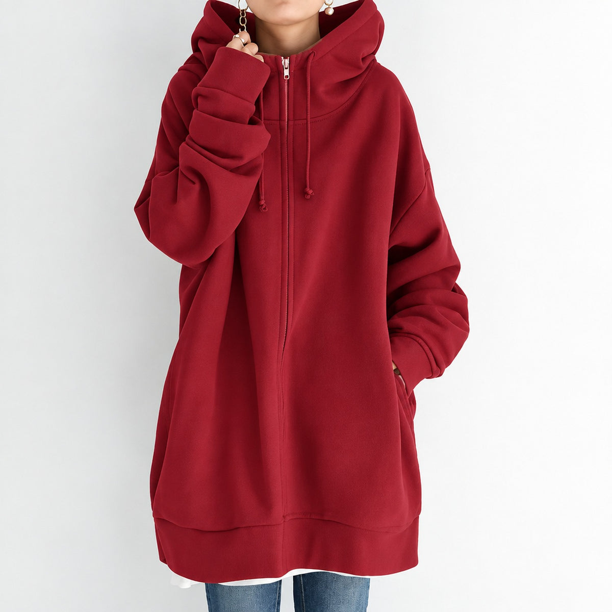 Sweat à capuche oversize femme coupe ample, coloris Rouge, porté de face