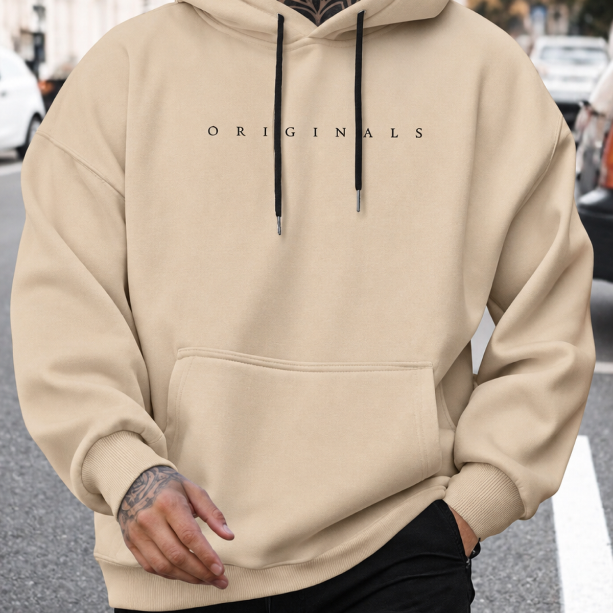 Sweat à capuche oversize homme Originals coloris beige, porté en extérieur