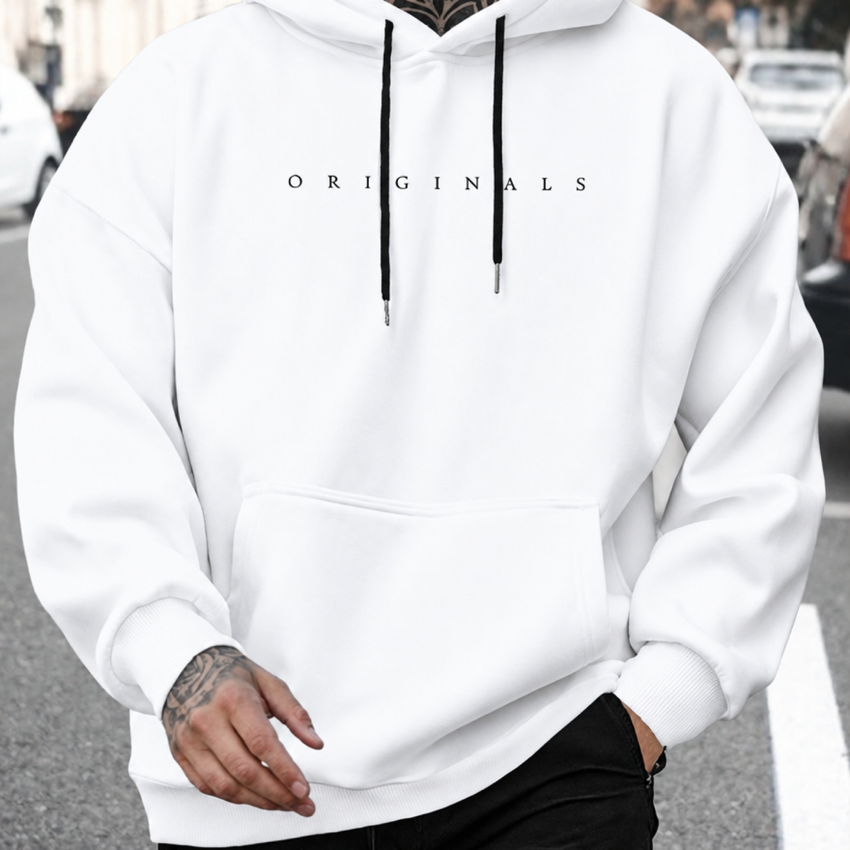 Sweat à capuche oversize homme Originals coloris blanc, porté en extérieur