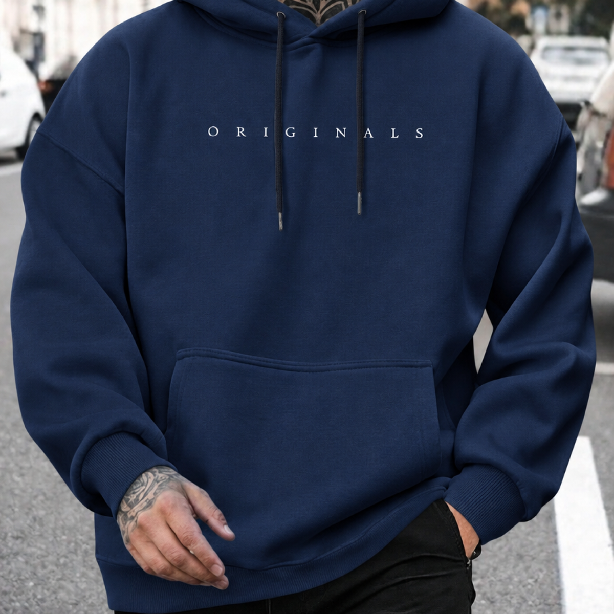 Sweat à capuche oversize homme Originals coloris bleu marine, porté en extérieur