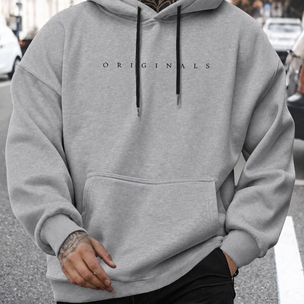 Sweat à capuche oversize homme Originals coloris gris, porté en extérieur