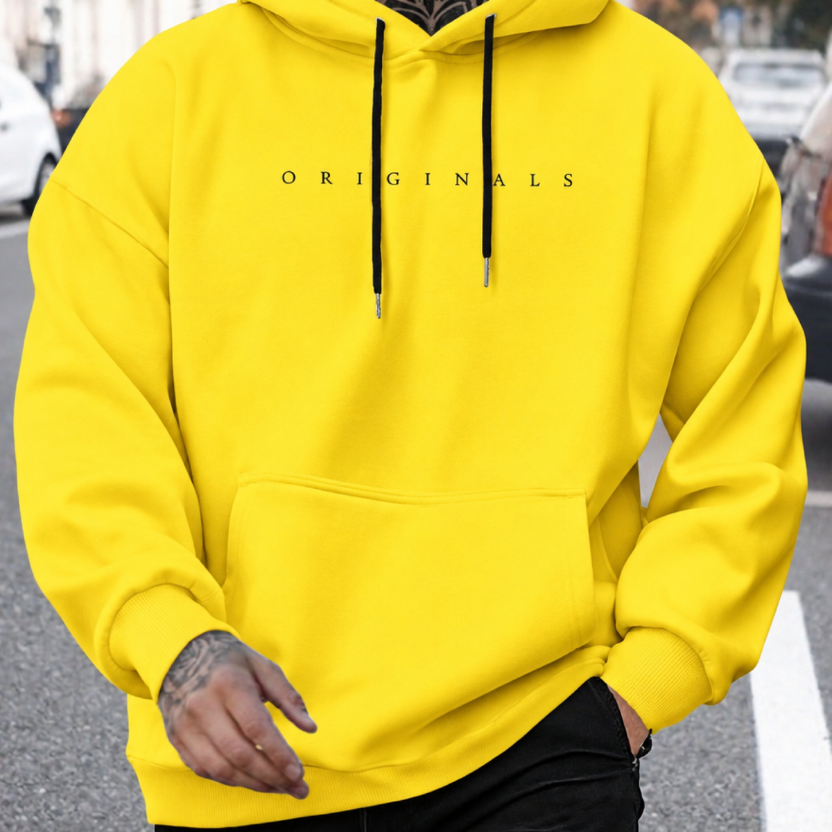 Sweat à capuche oversize homme Originals coloris jaune, porté en extérieur