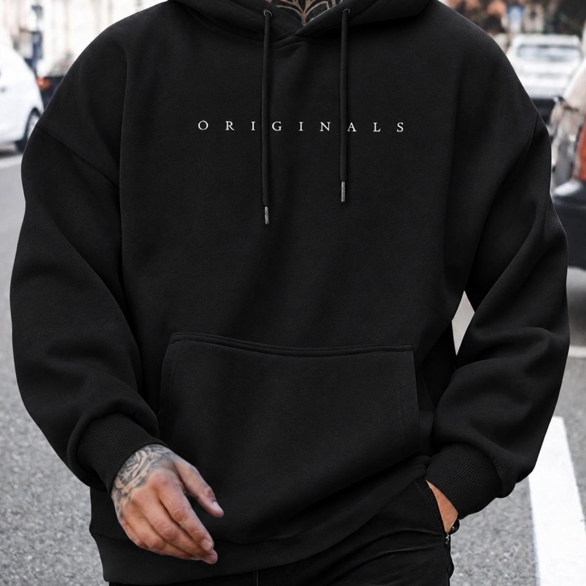 Sweat à capuche oversize homme Originals coloris noir, porté en extérieur