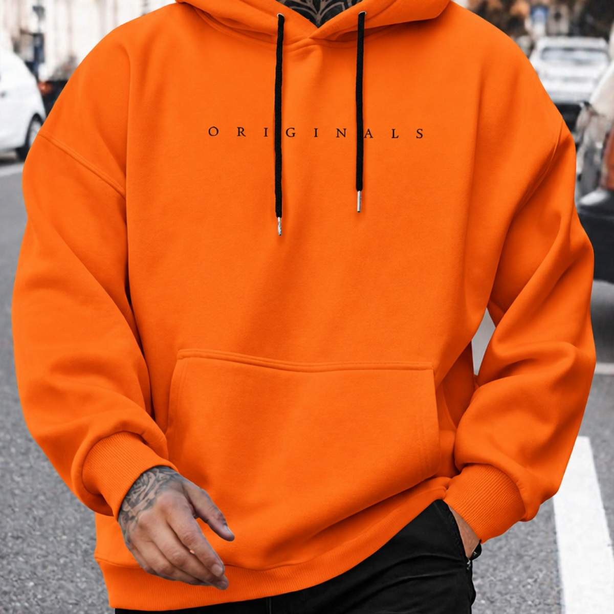 Sweat à capuche oversize homme Originals coloris orange, porté en extérieur