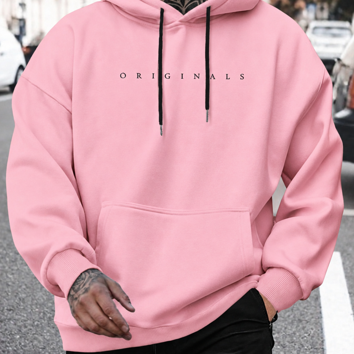 Sweat à capuche oversize homme Originals coloris rose, porté en extérieur