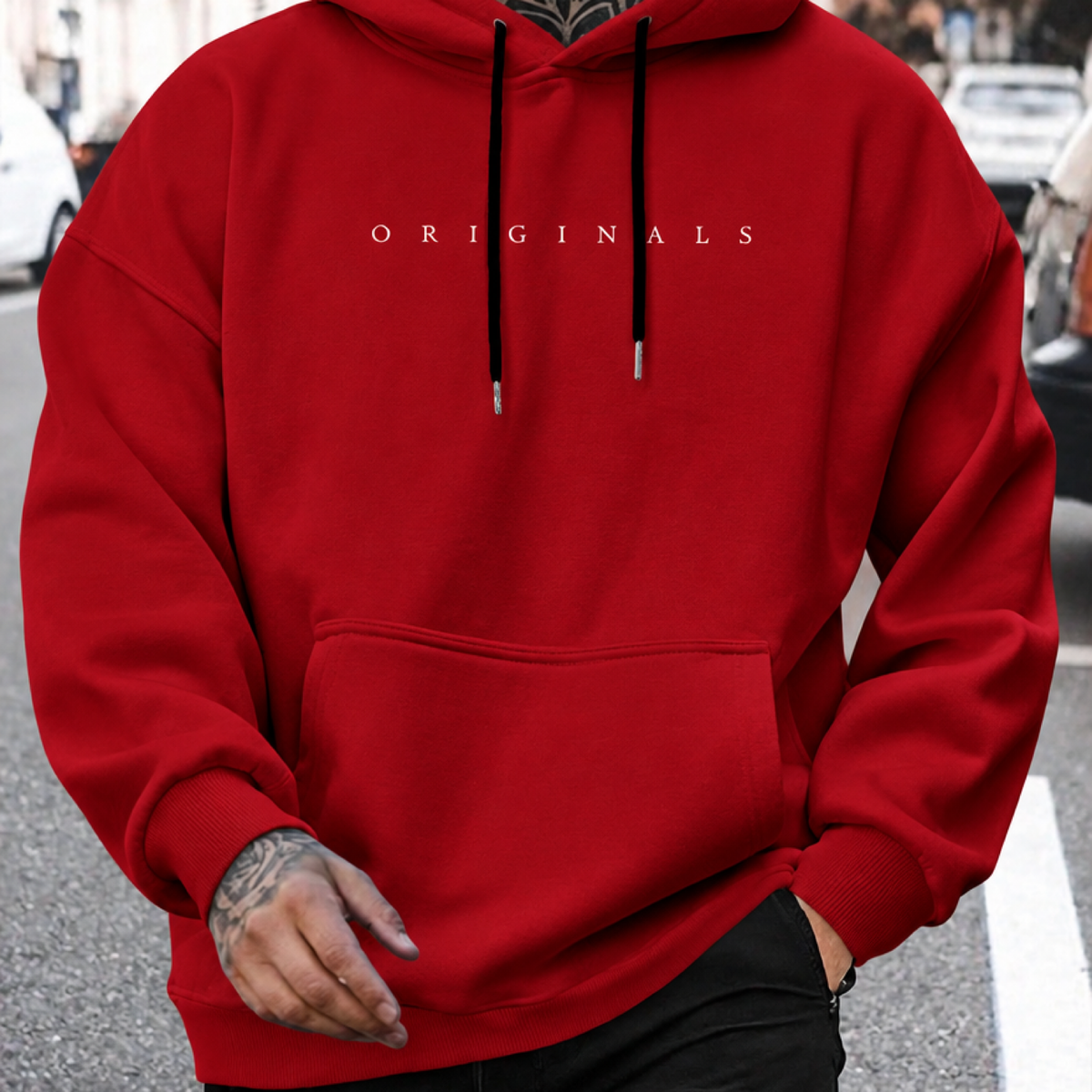 Sweat à capuche oversize homme Originals coloris rouge, porté en extérieur