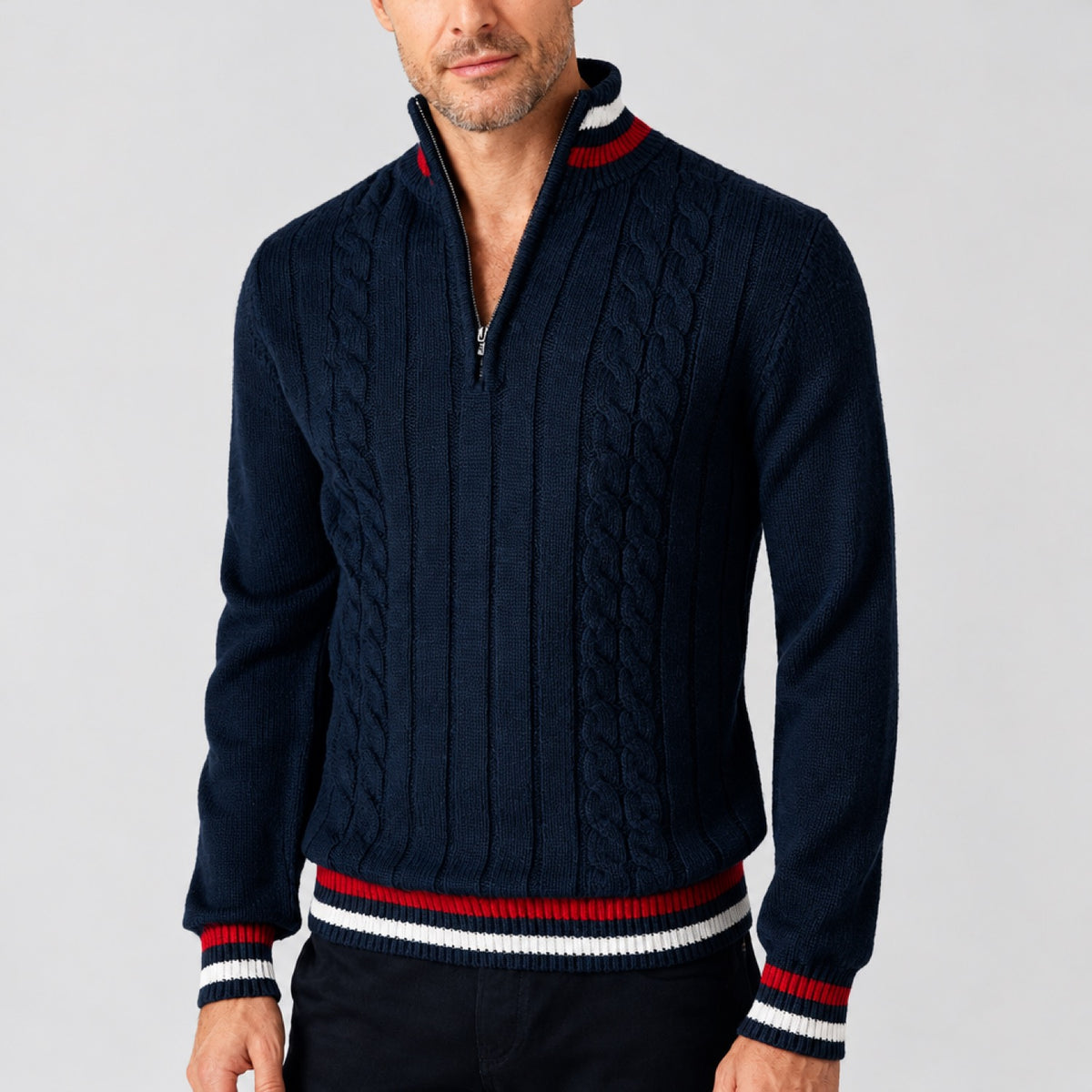 Pull homme marin bleu marine à demi-zip et motif torsadé, vue devant porté par un mannequin