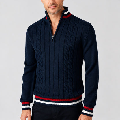 Pull homme marin bleu marine à demi-zip et motif torsadé, vue devant porté par un mannequin