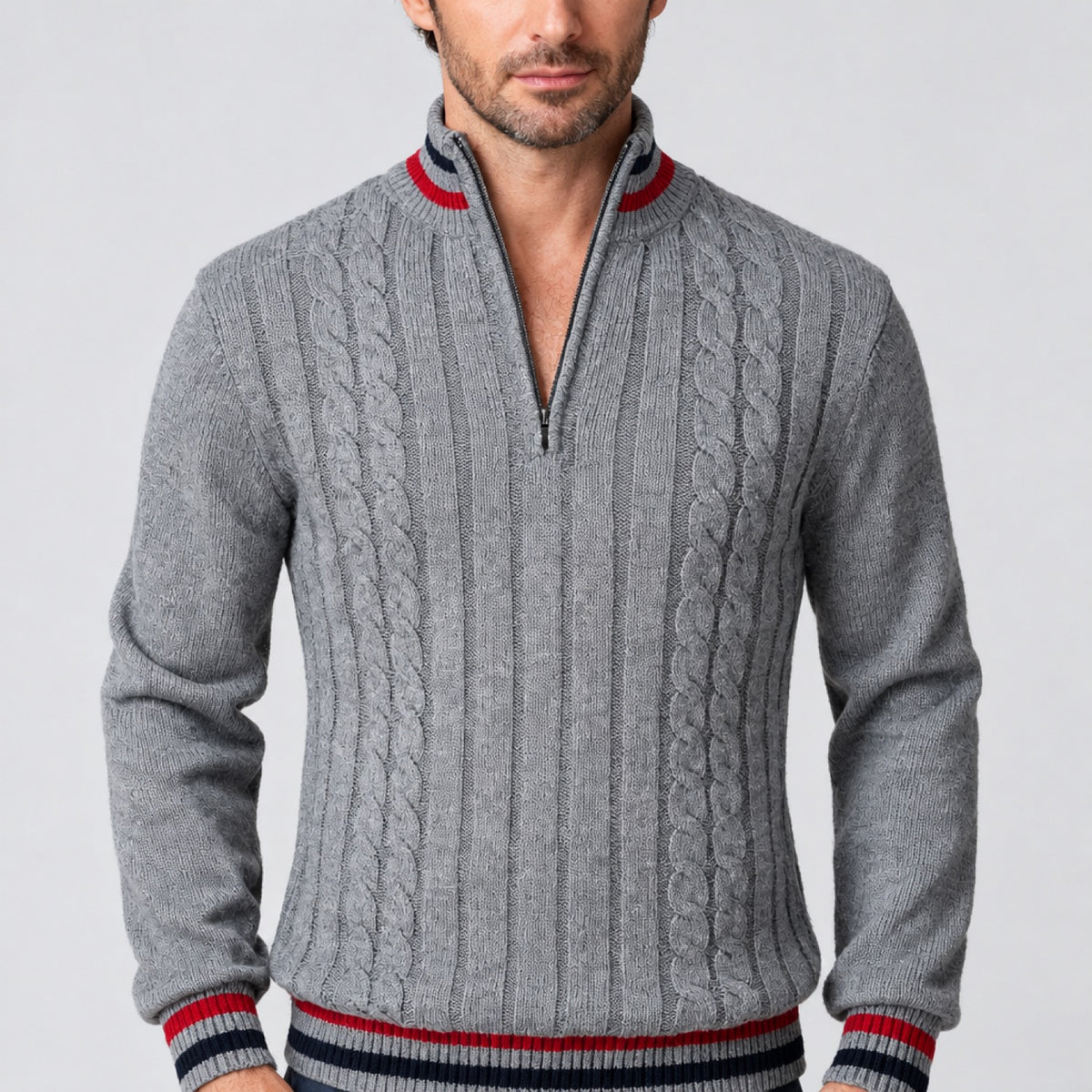 Pull homme marin gris à demi-zip et motif torsadé, vue devant porté par un mannequin