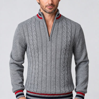 Pull homme marin gris à demi-zip et motif torsadé, vue devant porté par un mannequin