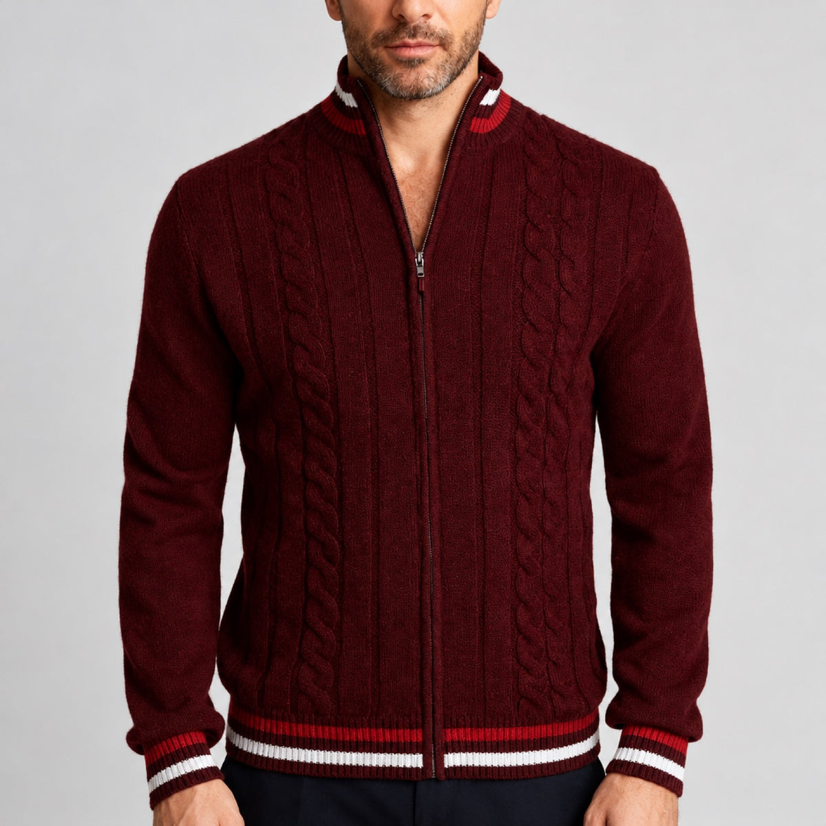 Pull homme marin rouge foncé à demi-zip et motif torsadé, vue devant porté par un mannequin