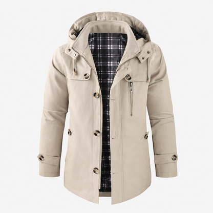 Trench long à capuche amovible beige pour homme, vue de face sur fond studio neutre