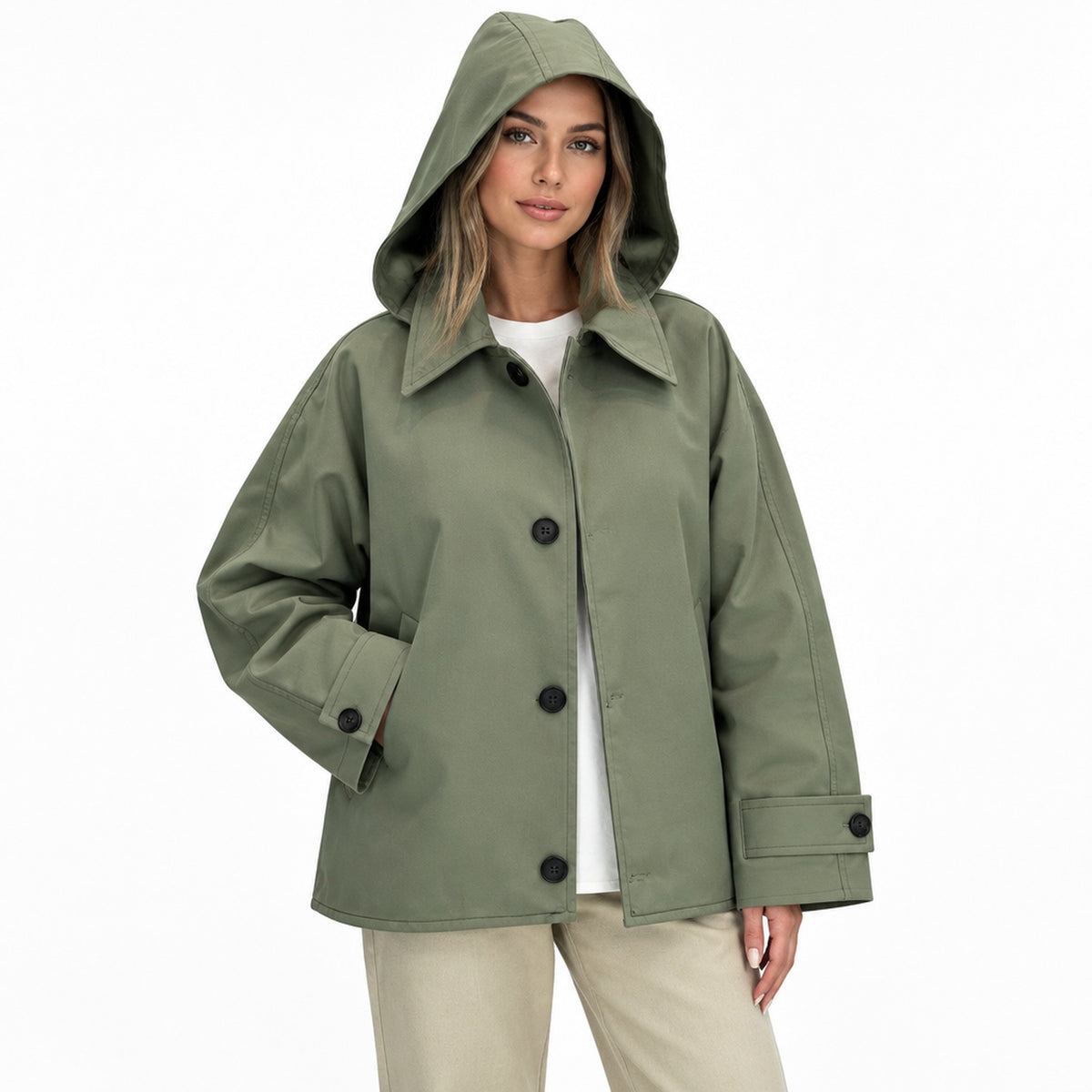 Trench-coat court à capuche vert armée porté par un mannequin, vue de face