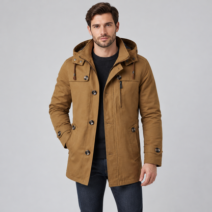Homme portant le trench long kaki à capuche amovible, coupe casual