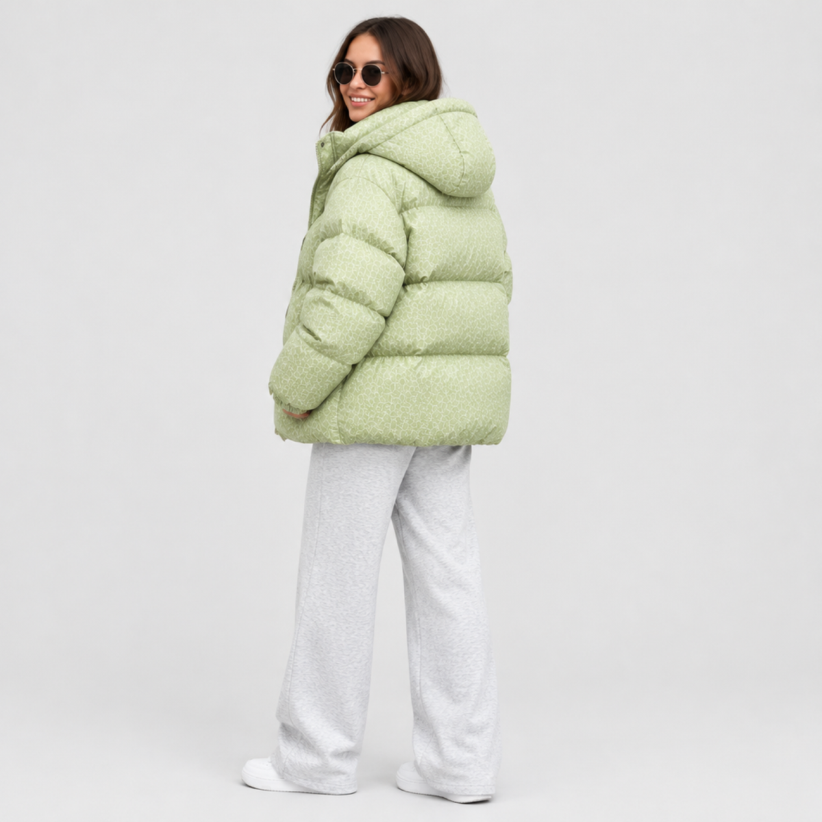 Veste matelassée imprimée vert, capuche relevée, vue de dos trois-quarts