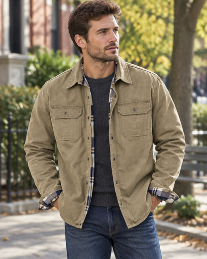 Homme portant la veste trucker en tissu ciré beige, en extérieur