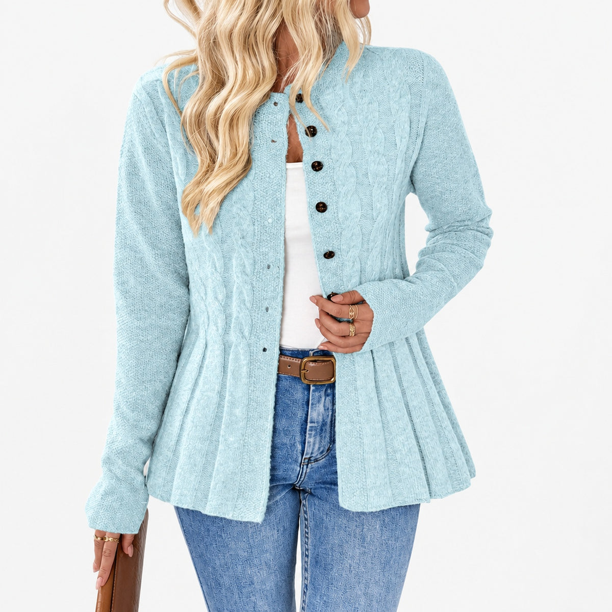 Cardigan féminin à peplum ajusté, porté au quotidien en studio