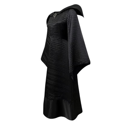 Costume sorcière reine gothique, chapeau pointu et broche