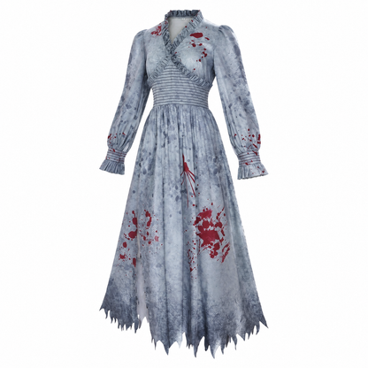 Robe de mariée zombie sur mannequin fantôme, vue de trois-quarts avec taches de sang et ourlet pointu déchiré