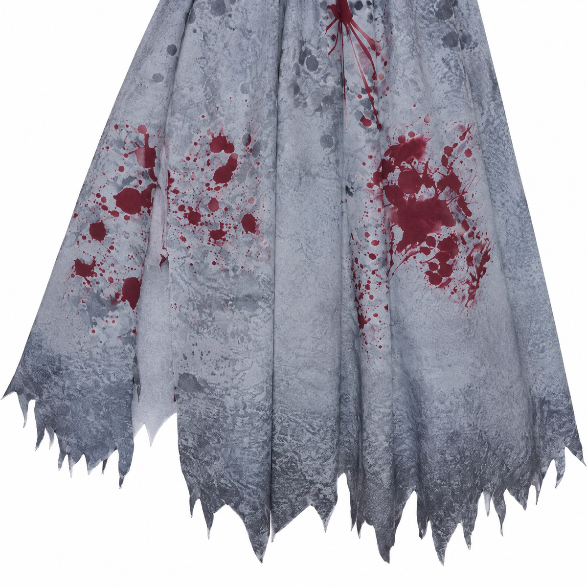 Gros plan sur l'ourlet déchiré et pointu et les taches de sang de la robe de mariée zombie